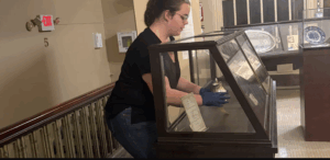 Mo handling an object